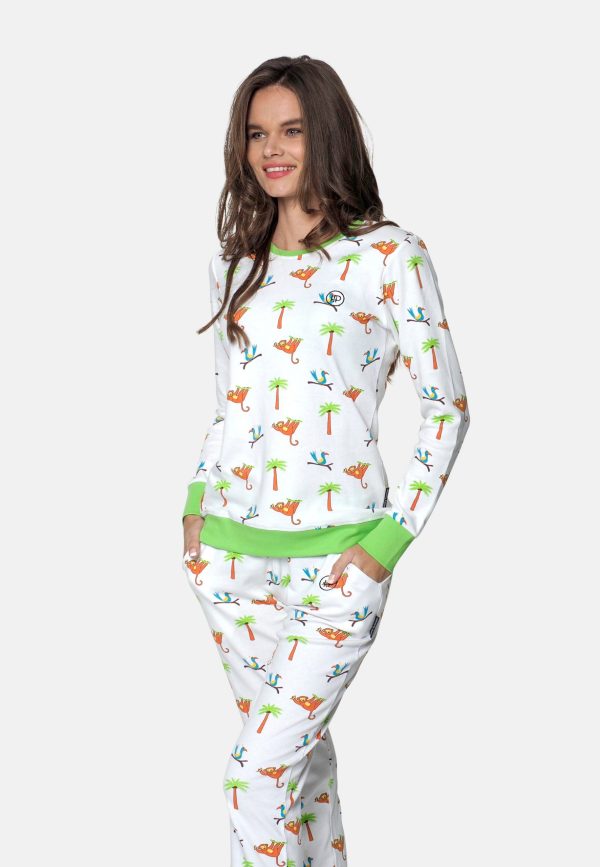 Model lacht, en heeft haar handen in de broekzakken van de dames pyjama broek