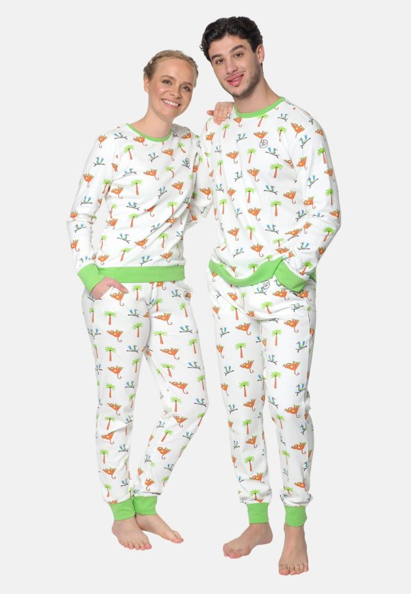 Draag als koppel dezelfde pyjama, een witte pyjama set met een shirt en lange pyjamabroek