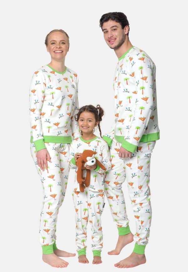 Twinning pyjama voor vader, moeder en dochter - een vrolijke gezinsfoto