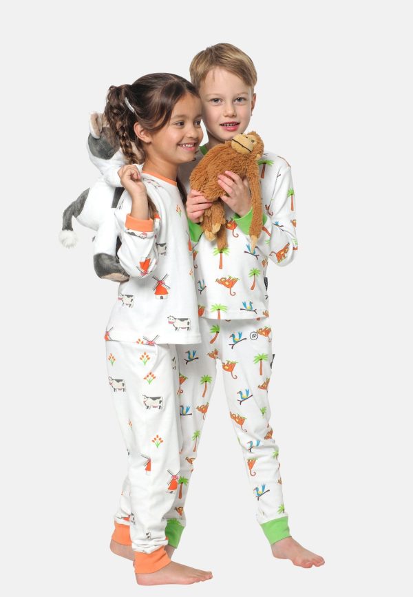 Broer en zusje in Happy Pyjama Jungle en Holland thema met een koe en aap knuffel vast