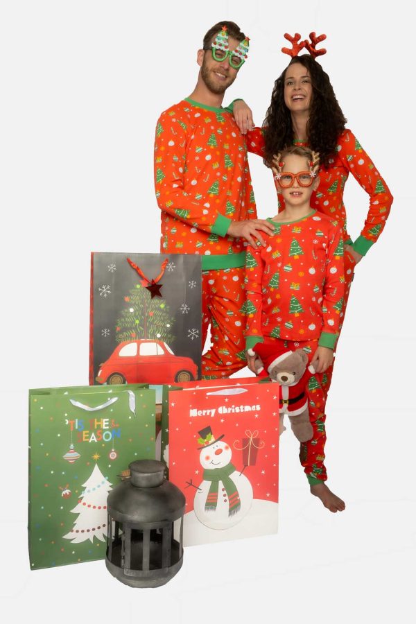 Matching kerst pyjama - gezin bij gezellige kerst accessoires