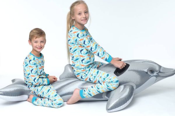 In een dolfijnenpyjama op een opblaas dolfijn.
