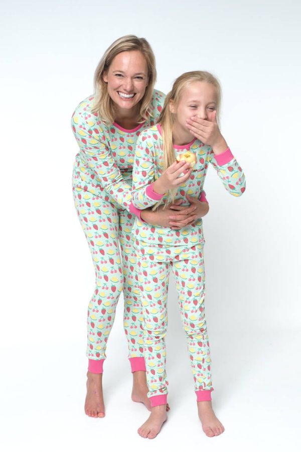 Moeder en kind lachen in hun lichtgroene fruit pyjama