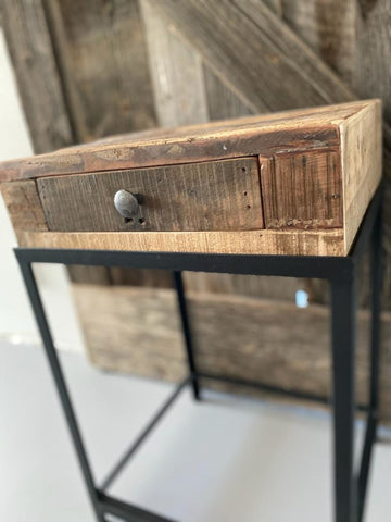 Een leuk industrieel nachtkastje voor in je slaapkamer maakt je slaapkamer gezellig en stoer