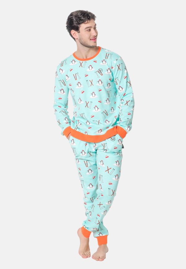 Man kijkt opzij en draagt een blauwe heren pyjama met oranje accenten