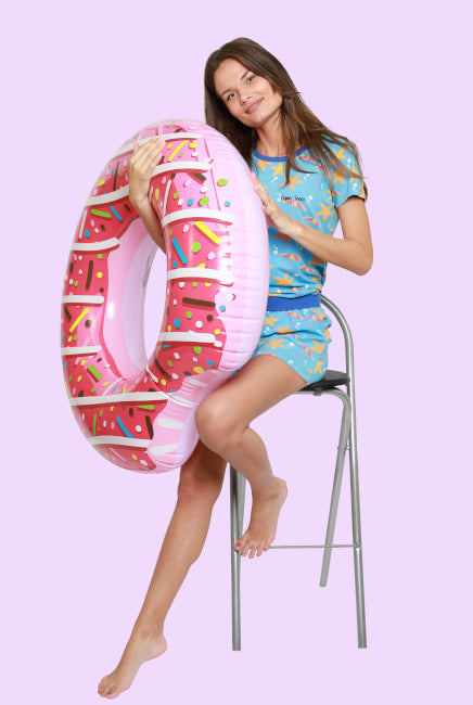 Op een kruk in een dames shortama vragen beantwoorden