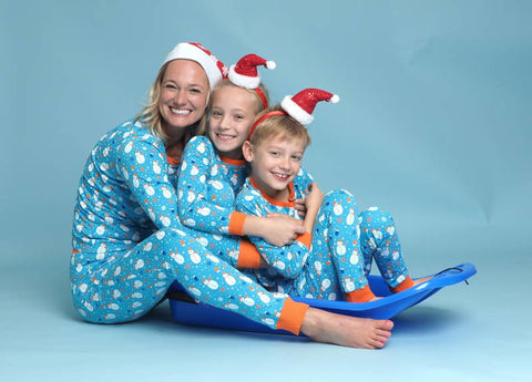 Slaapfeestje moeder en kinderen in pyjama