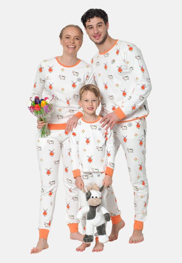 Koppel en gezin met moeder, vader en zoon in dezelfde pyjama met een bosje tulpen en een koe knuffel