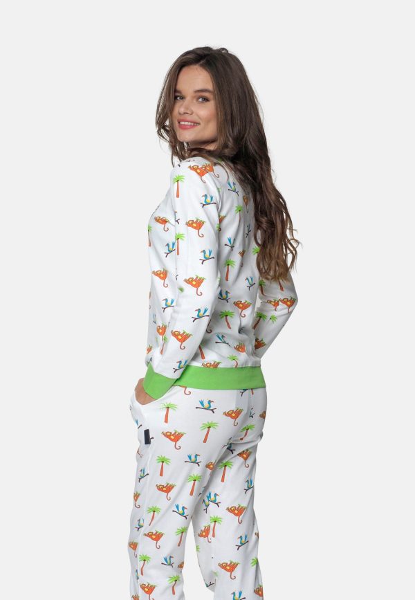 Model kijkt over haar schouders, de dames pyjama is van achteren goed te zien