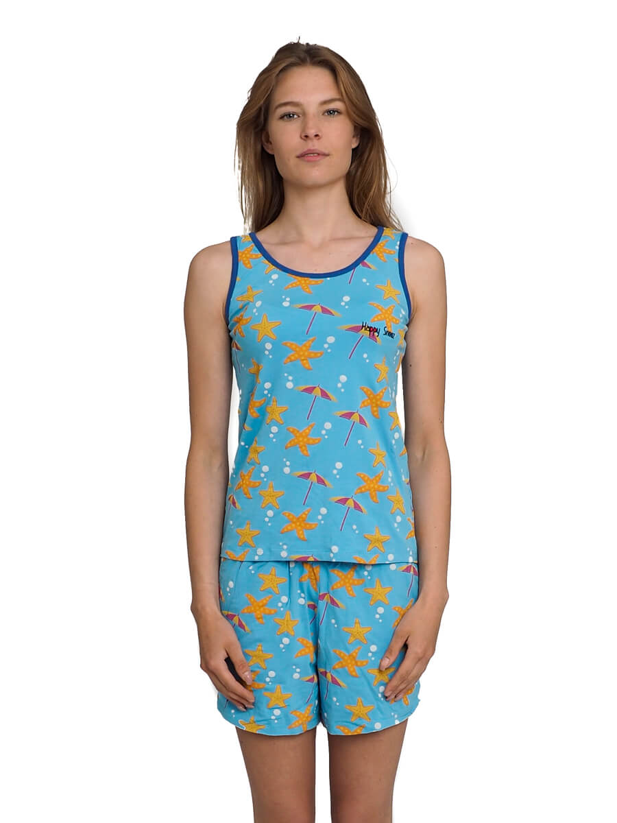 Vrouw kijkt recht naar voren in een blauwe shortama met korte broek en hemdje