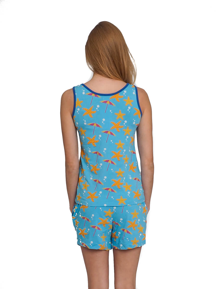 De achterkant van de shortama met zeesterrren en parasol