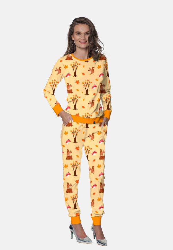 Model op zilveren hakken in een herfst pyjama. Beide handen in de pyjamabroek