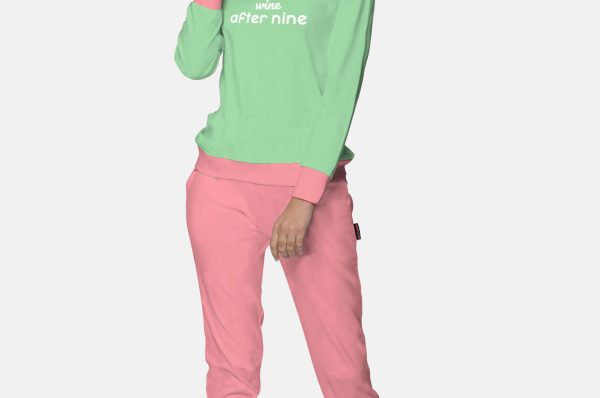 Model met een zonnebril, houdt zonnebril met haar linkhand stoer vast. Model kijkt stoer de camea in.