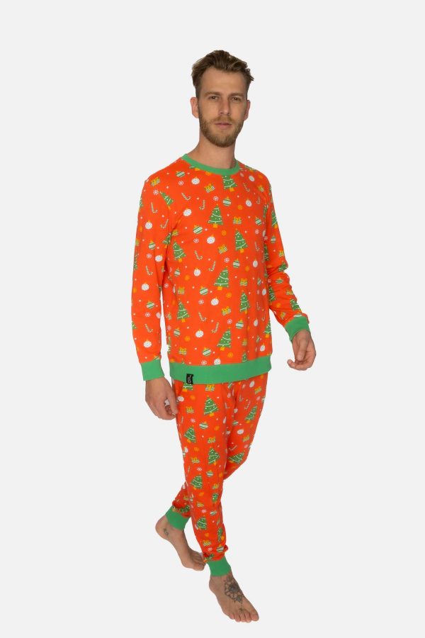 Lopend in een heren kerstpyjama