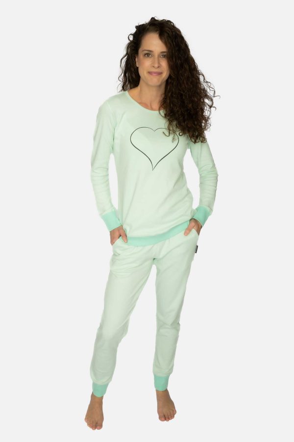 Sweetheart pastelgroen met handen in de broekzakken