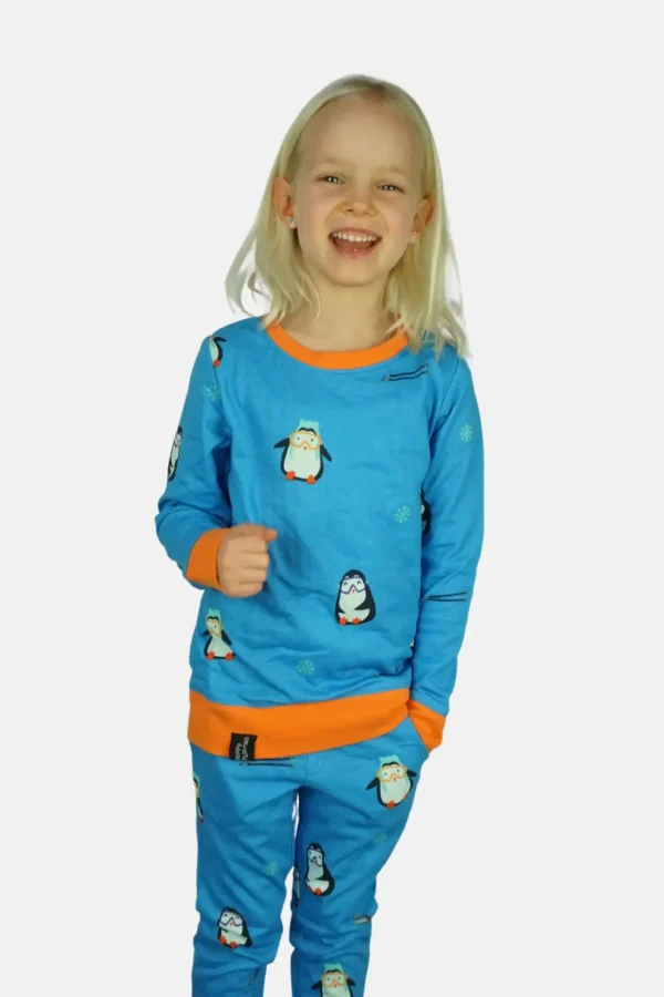 Diepblauwe pyjama voor kinderen, met schattige pinguïns en sneeuwvlokken, van Happy Pyjama’s.