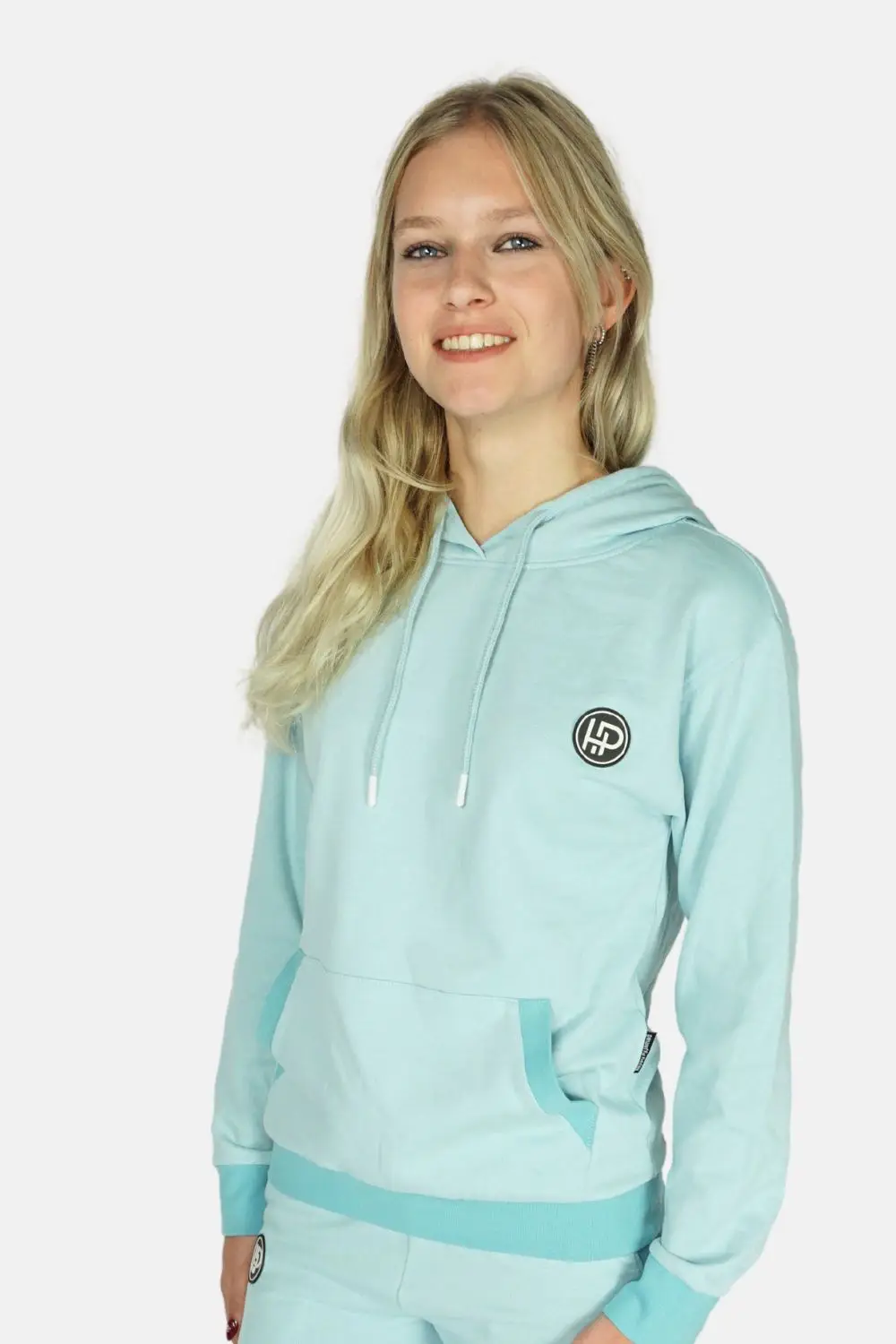 Voorzijde blauwe joggingpal Happy Pyjama's - jong blond model.