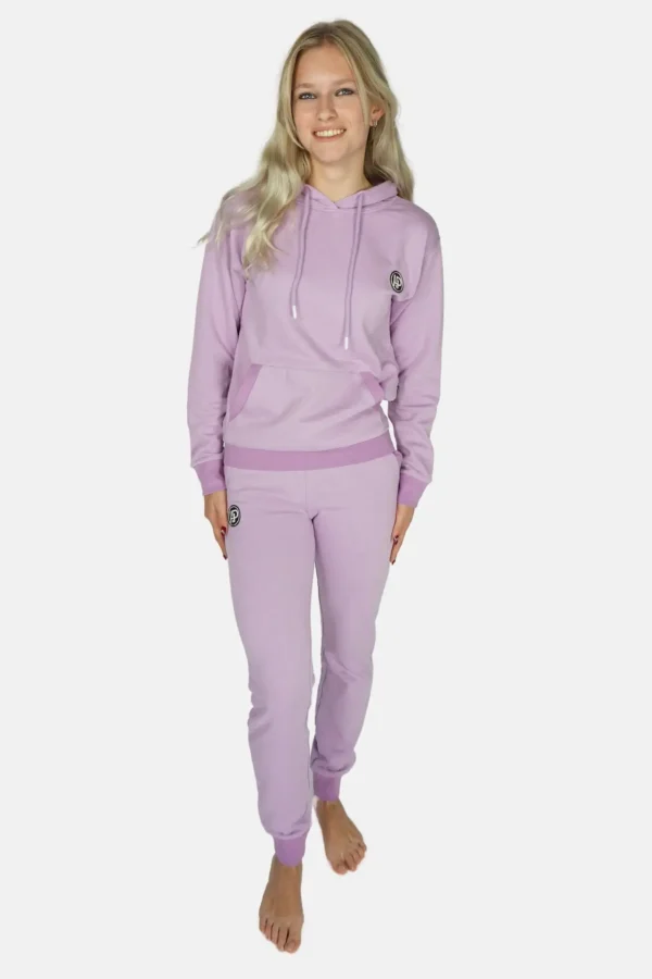 Volledige voorzijde paarse joggingpak - blond jong model.