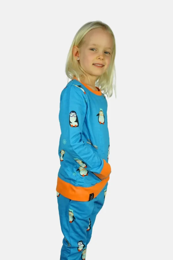 Zijaanzicht kinder pinguïn pyjama.