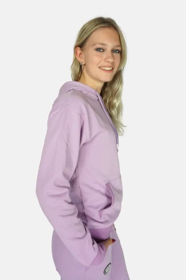 Zijkant paarse jogginpak - blond jong model