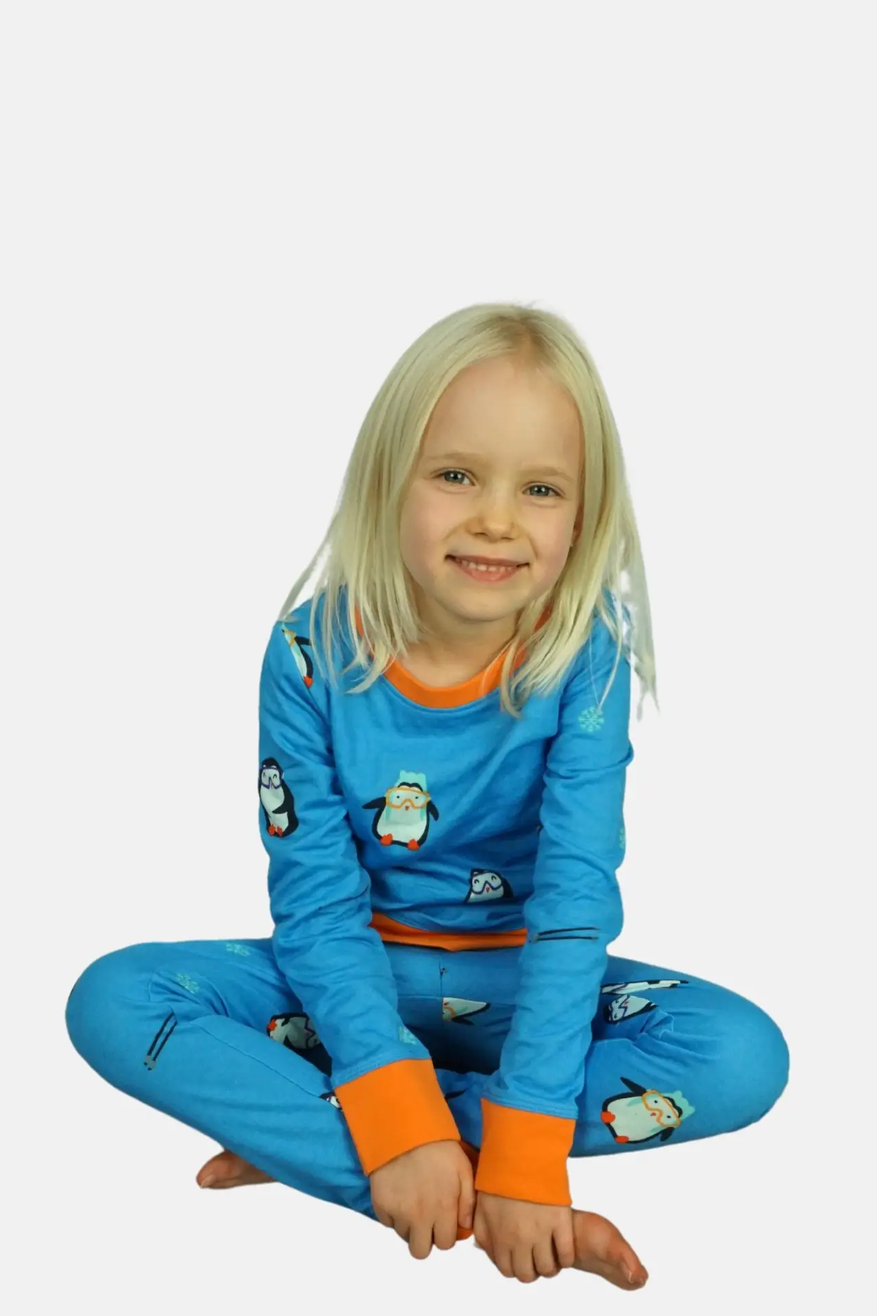 Kinderpyjama met winterse pinguïnprint, sneeuwvlokken en ski's in diepblauw katoen.