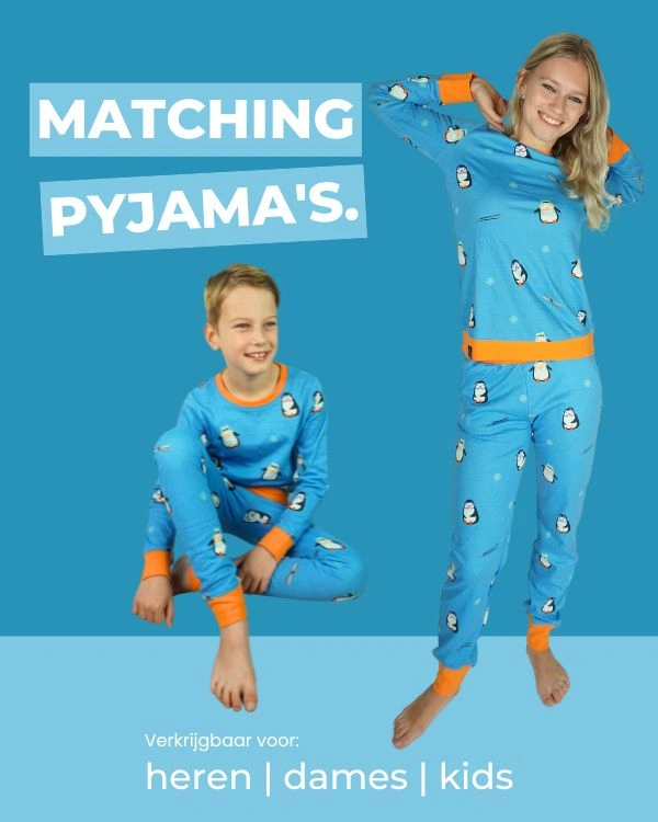 Kind zittend en een jonge meid in een diepblauwe matching pinguïn winter pyjama.