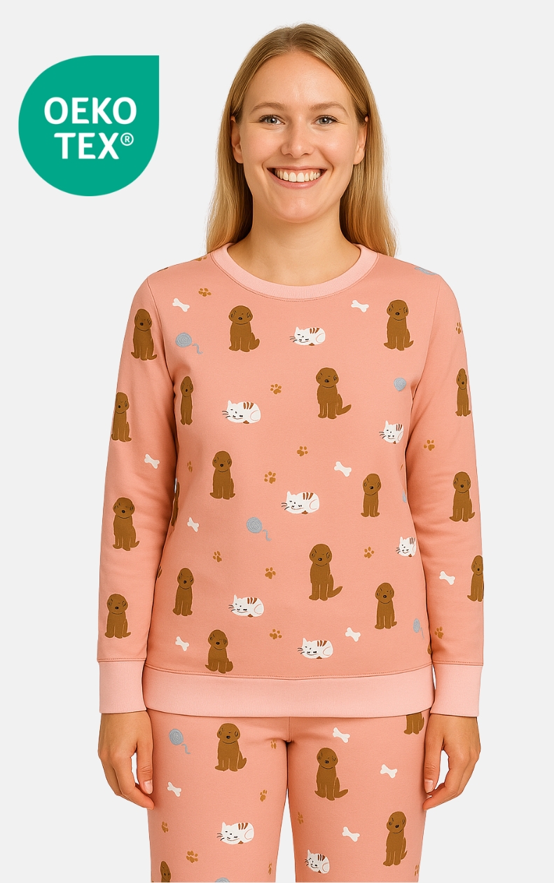AI model in een dames pyjama met honden en katten dierenprints