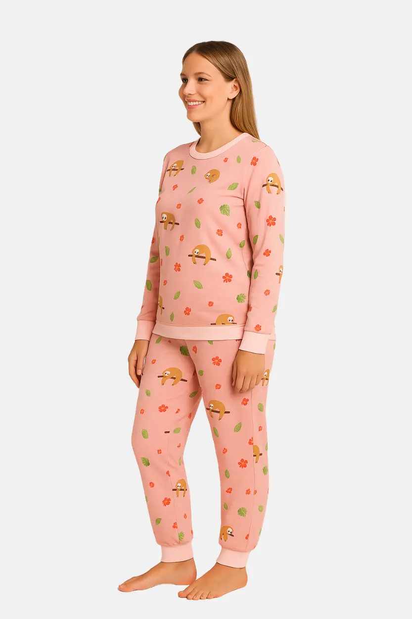 Zijaanzicht roze damespyjama met luiaard prints